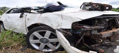 Carro capota próximo a Álvares