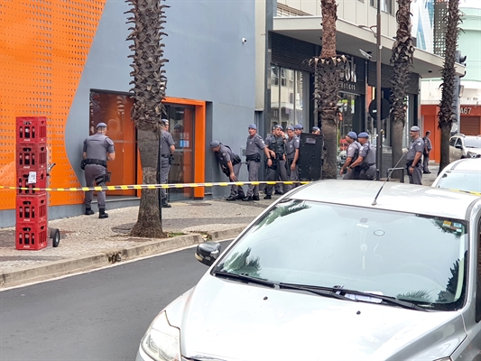 Assaltante e um comparsa menor de idade fizeram oito pessoas de reféns para o roubo, mas se renderam após serem cercados pela PM (Foto: A Cidade)