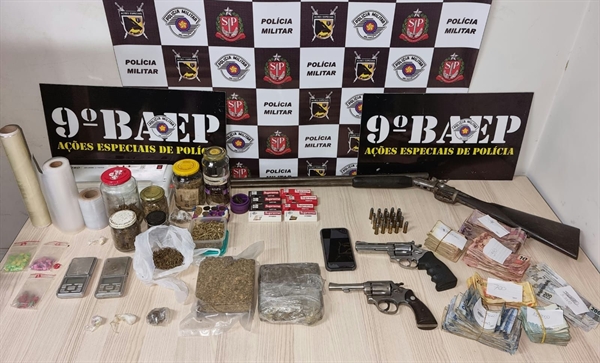 Policiais encontraram maconha líquida, tijolos de skank, dois revólveres calibre 38 com munições, mais 60 comprimidos de ecstasy e R$ 24 mil em dinheiro (Foto: Divulgação/Polícia Civil)