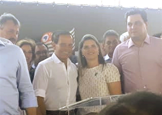 A prefeita de Parisi, Rosinei do Ivo, ao lado do governador João Doria na tarde deste sábado (Foto: Divulgação)