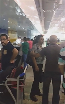 Passageiros aguardam decisão no aeroporto de Rio Preto sobre voos (Foto: Reprodução/TV TEM)