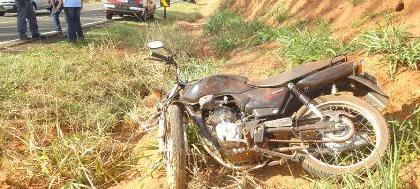 Motocicleta sai da pista e bate em barranco