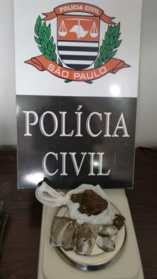 Com ‘Dito’ foram apreendidos porções e pedaços de maconha, além de certa quantia em dinheiro proveniente do tráfico Foto: Divulgação/Polícia Civil 