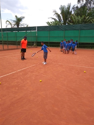 O professor João Luís da Silva ministrou uma aula de tênis especial para meninos e meninas da entidade (Foto: Arquivo Pessoal)