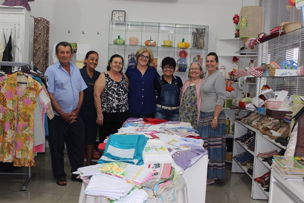 Bazar do Bem recebe doações de artesanato de voluntárias