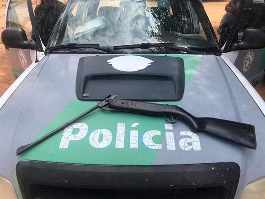 Espingarda foi apreendida pela Polícia Ambiental — Foto: Guararapes Sorriso