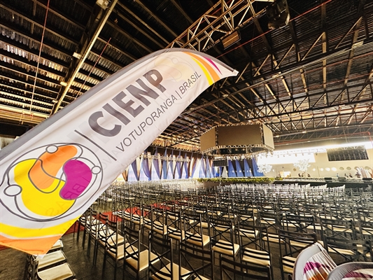 Equipe técnica trabalhou ontem nos últimos detalhes para a abertura oficial do Cienp 2025 (Foto: Divulgação)