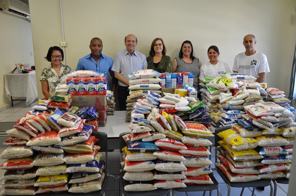  Alimentos foram repassados para entidades de Votuporanga e as roupas para o projeto Cabide Solidário do Fundo Social de Solidariedade (Foto: Divulgação/Prefeitura de Votuporanga) 