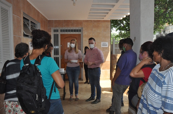 A primeira-dama e presidente do Fundo Social de Solidariedade, Rose Seba, tem acompanhado as entregas na Secretaria de Direitos Humanos (Foto: Prefeitura de Votuporanga)