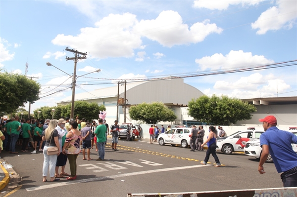 No momento em que o A Cidade esteve presente foi possível encontrar diversas pessoas pelas ruas da cidade, aguardando o encerramento das votações e a apuração (Foto: A Cidade)