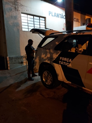 Os policiais deram voz de prisão ao homem, que foi levado para a Central de Flagrantes de Votuporanga (Foto: Divulgação/PM)