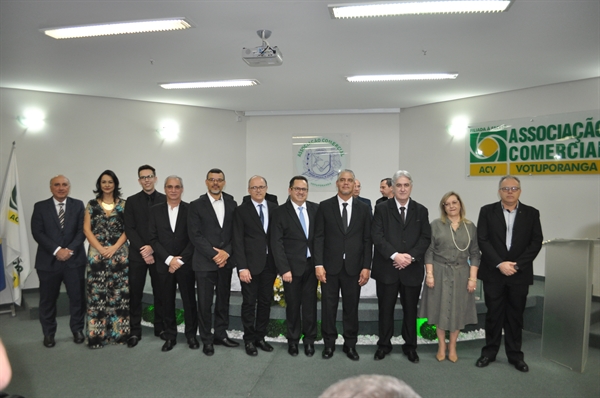 Os membros da nova diretoria que assumiram, na noite de ontem, a Associação Comercial de Votuporanga (ACV)  (Foto: Daniel Castro/A Cidade)