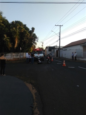 Acidente aconteceu no cruzamento das ruas Paraná e Minas Gerais (Foto: A Cidade)
