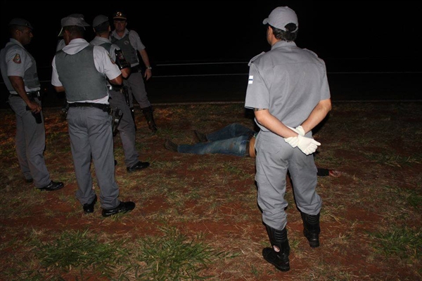 O jovem alvejado foi levado para a Santa Casa de Tanabi e, posteriormente, para o Hospital de Base de Rio Preto