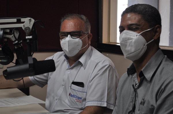 Na Cidade FM, o presidente da ACV, Carlos Matta, acompanhado do gerente Vanderlei de Souza, falou sobre as próximas campanhas (Foto: A Cidade)