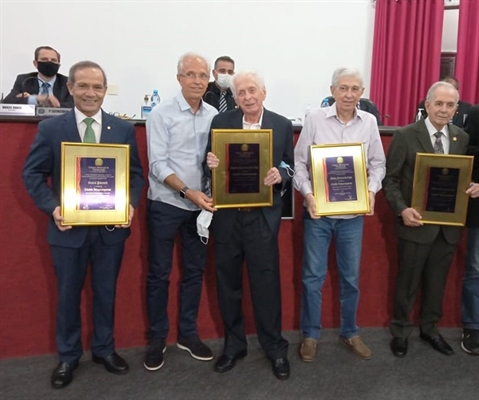 General Peternelli e os irmãos Nelson, Joaquim e Walter da Costa foram homenageados (Foto: A Cidade)