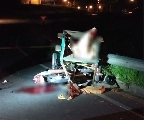  Motociclista morreu depois de bater em carroça que seguia na contramão em Fernandópolis (Foto: Notícias Noroeste) 