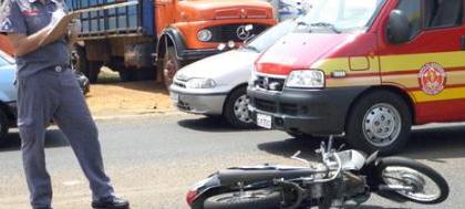 Mulher fica ferida depois de acidente em rotatória