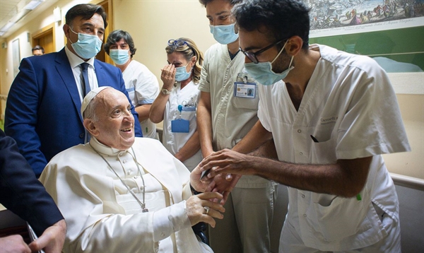 O papa permanecerá no hospital por mais alguns dias para fazer os ajustes finais de medicação e reabilitação (Foto: Vatican Media/via Reuters)