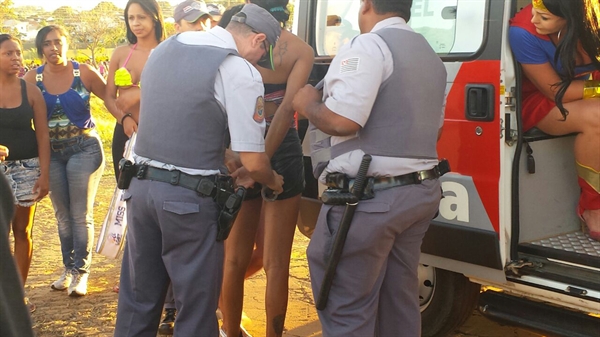 Três pessoas são detidas com facas na Parada Gay