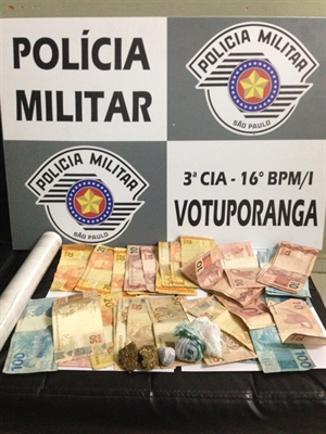 Durante buscas pela casa do jovem, foi localizada uma pequena quantidade de maconha, além de R$ 1.320,00 em dinheiro  (Foto: Divulgação/Polícia Militar)