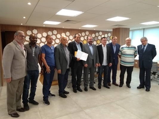 A comitiva foi recebida pelo presidente da entidade máxima do futebol paulista (Foto: Câmara Municipal)