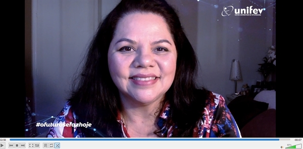 Em seu depoimento, a Profa. Ma. Adriana Oliveira, docente do curso de Psicologia, falou um pouco sobre as suas experiências enquanto eterna estudante e apaixonada pela área (Foto: Divulgação/Unifev)