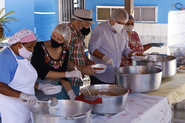 Em média, o programa entregou 600 marmitas por dia (Foto: Prefeitura de Votuporanga)