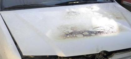 Automóvel pega fogo no meio da rua