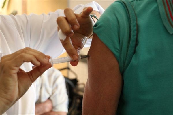 A data da segunda dose da vacina é identificada na carteira de vacinação, entregue no dia que é aplicada a primeira dose (Foto: Prefeitura de Votuporanga)