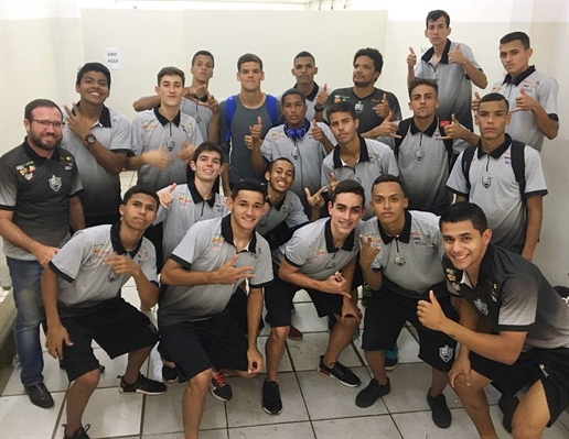 Técnico Murilo Lopes e os garotos do time sub-17 comemoram a classificação (Foto: Divulgação/CAV)