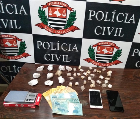 Os policiais da Dise de Votuporanga apreenderam pedras de crack, dinheiro e aparelhos celulares (Foto: Divulgação/Dise)