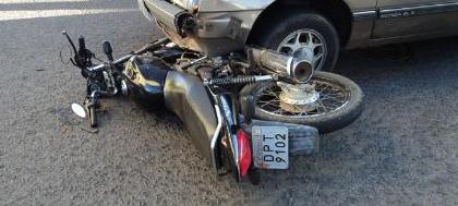 Motocicleta e carro batem em cruzamento no centro