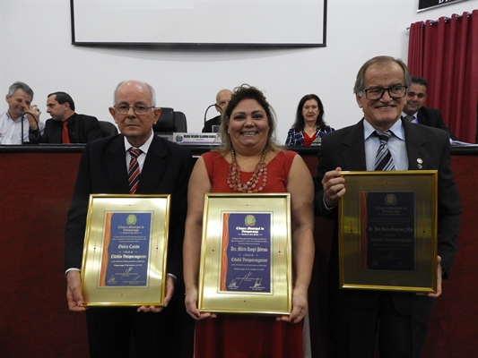 Ozório Casado, Márcia Regina Pedroso e José Maria Gonçalves Filho foram homenageados com título de Cidadão votuporanguense (Foto: Fábio Ferreira/ Jornal A Cidade)