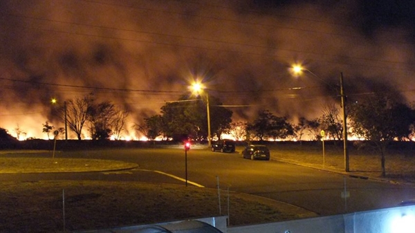 O fogo começou a ser controlado pelos bombeiros por volta das 20h desta quinta-feira (30) (Foto: Arquivo Pessoal/A Cidade)