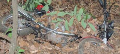 Moto furtada é localizada em mata