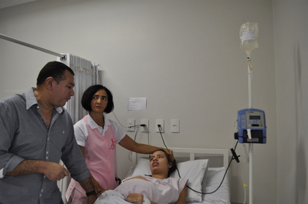 Momento em que Ingrid Batista dos Santos, 18, grávida de 38 semanas, recebe orientação