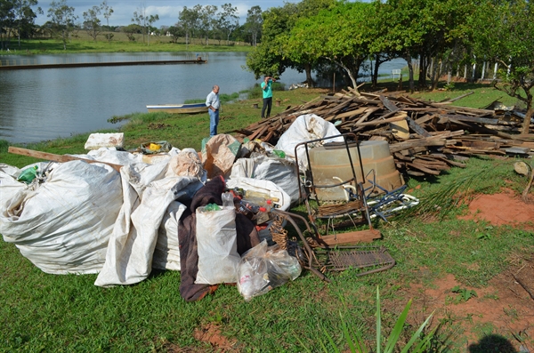 Saev Ambiental realiza limpeza na represa de captação
