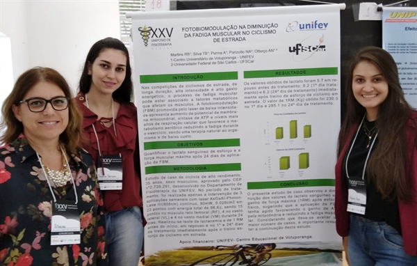 Na oportunidade, as universitárias, orientadas pela Profa. Dra. Albaiza Nicoletti, apresentaram um trabalho de Iniciação Científica na forma de banner (Foto: Divulgação/Unifev)