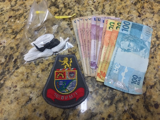 Durante busca pelo veículo citado, foram localizadas seis porções de cocaína e certa quantia em dinheiro Divulgação/Polícia Militar 