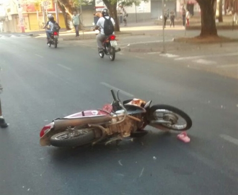 Jovem caiu da moto depois de atingir idoso (Foto: Silvio Vançan)