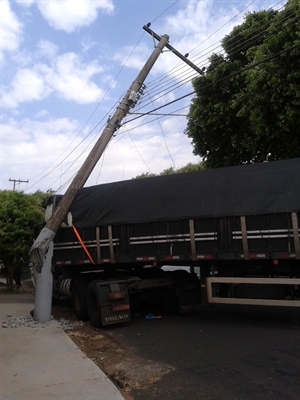 Carreta arrebenta poste em cruzamento de Votuporanga
