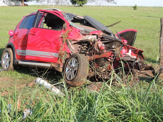 Carro tem motor arremessado em acidente