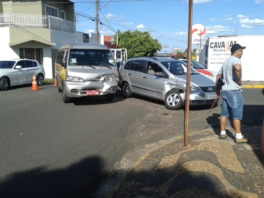 Veículo de transporte escolar e carro batem na rua Tocantins