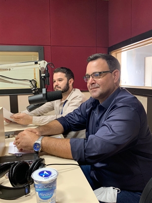 Os professores Tiago Moreno e Sileno Ortin estiveram na Cidade FM ontem para o lançamento do vestibular online 2022 (Foto: A Cidade)