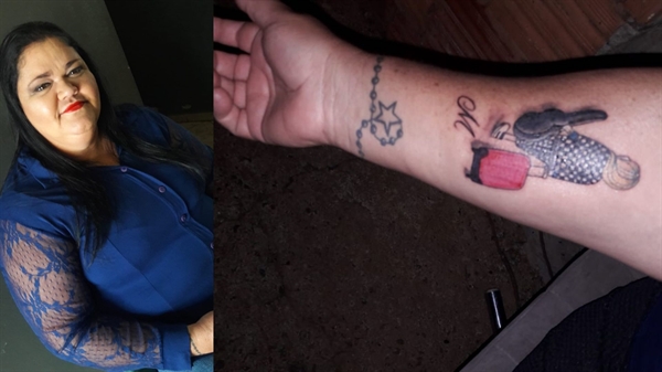 Ela tatuou no braço a última imagem da cantora quando embarcou no avião (Foto: Arquivo Pessoal)
