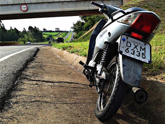 Jovens de Fernandópolis ficam feridos em queda de motocicleta