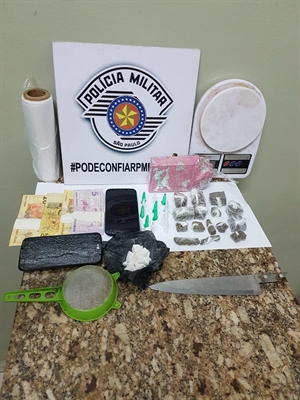 Com a dupla de traficantes, a polícia apreendeu drogas, dinheiro e outros objetos de origem suspeita (Foto: Divulgação/Polícia Militar)