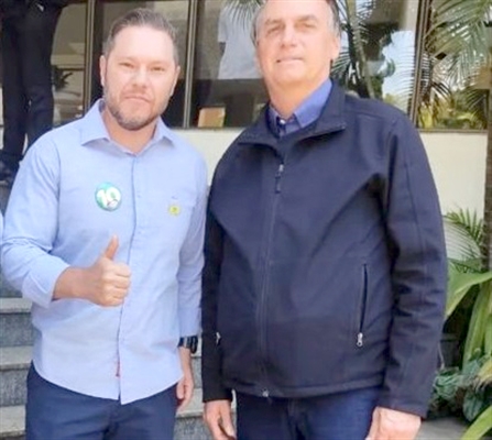 Deputado Danilo Campetti (Republicano) flagrado na lista de contatos do ex-presidente Bolsonaro. Disse que “é uma honra” (Foto: Redes sociais)