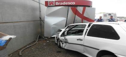 Rapaz não habilitado bate em carros e em caixa